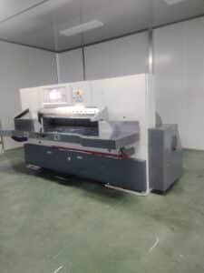 1640 model fully automatic paper cutting machine, used for paper cutting operations in printing plants.