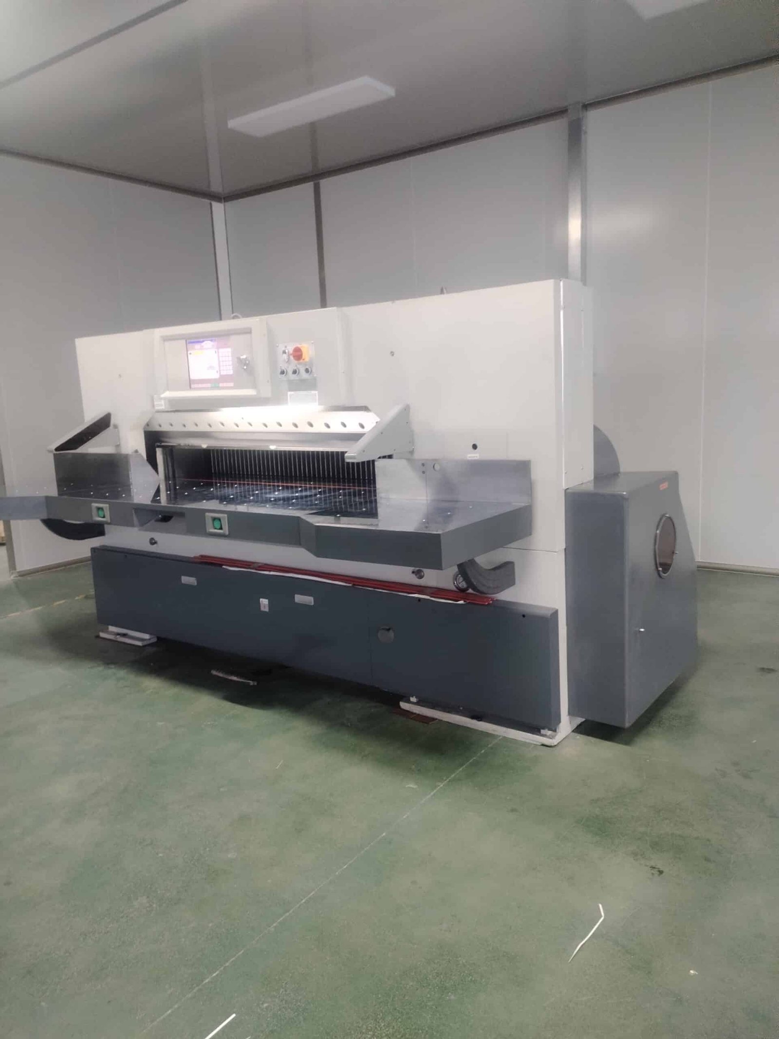 1640 model fully automatic paper cutting machine, used for paper cutting operations in printing plants.