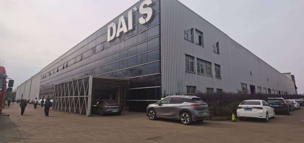 Exterior view of the DAI'S company factory, a modern industrial building showcasing corporate strength and professional manufacturing capabilities, providing reliable production assurance for high-speed laminating machines.