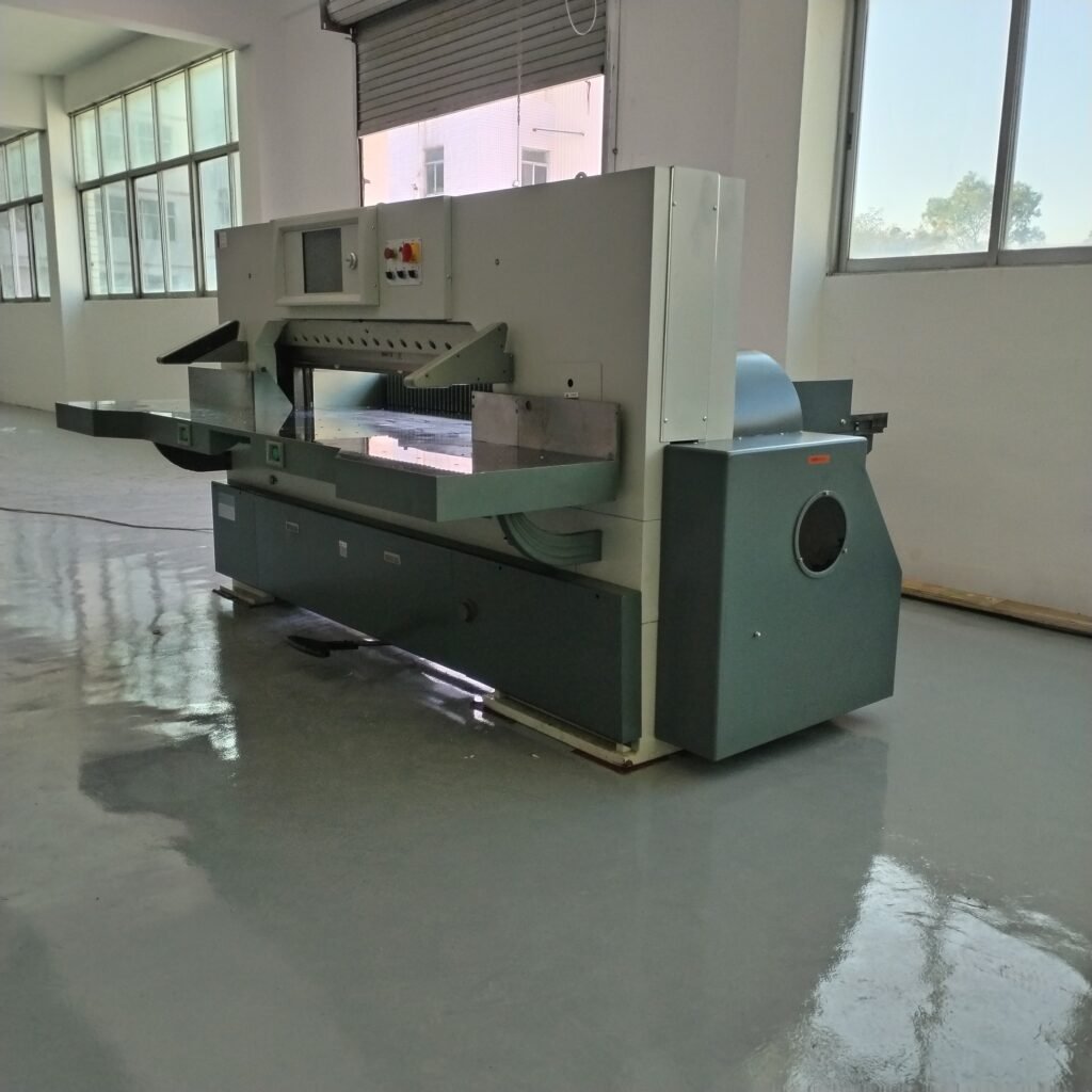 Large format servo-driven industrial paper cutting machine