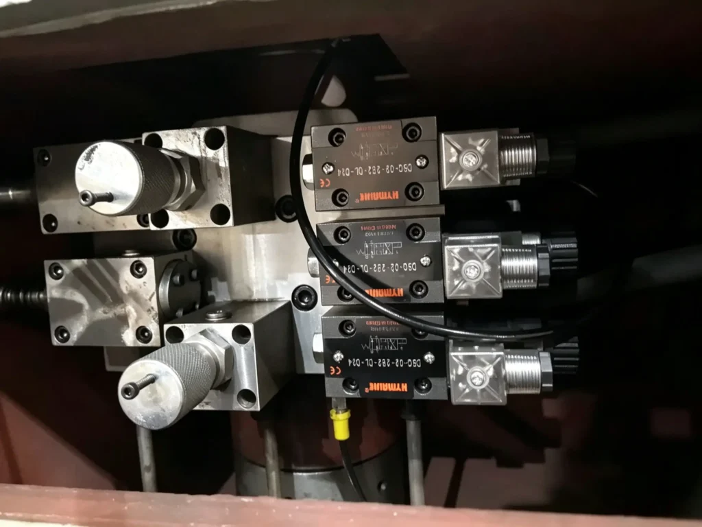 Hydraulic solenoid valves used in conventional paper cutters for motion control