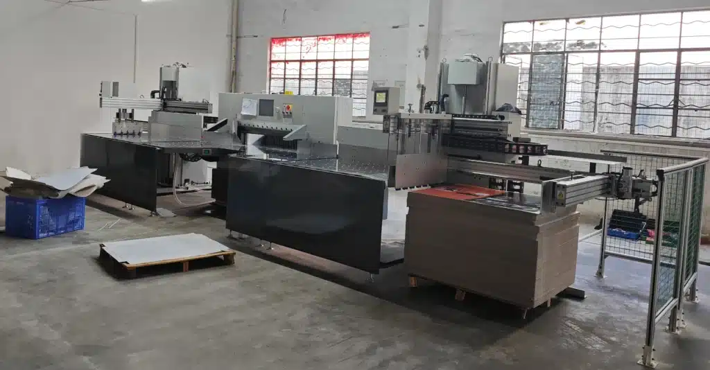 Fully automatic paper cutting system with integrated loading and unloading for high-volume packaging lines