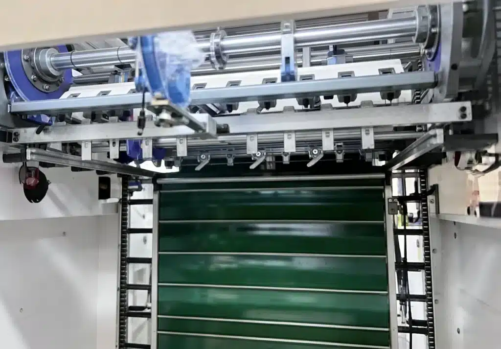 Automatic delivery and stacking system for die cutting packaging line