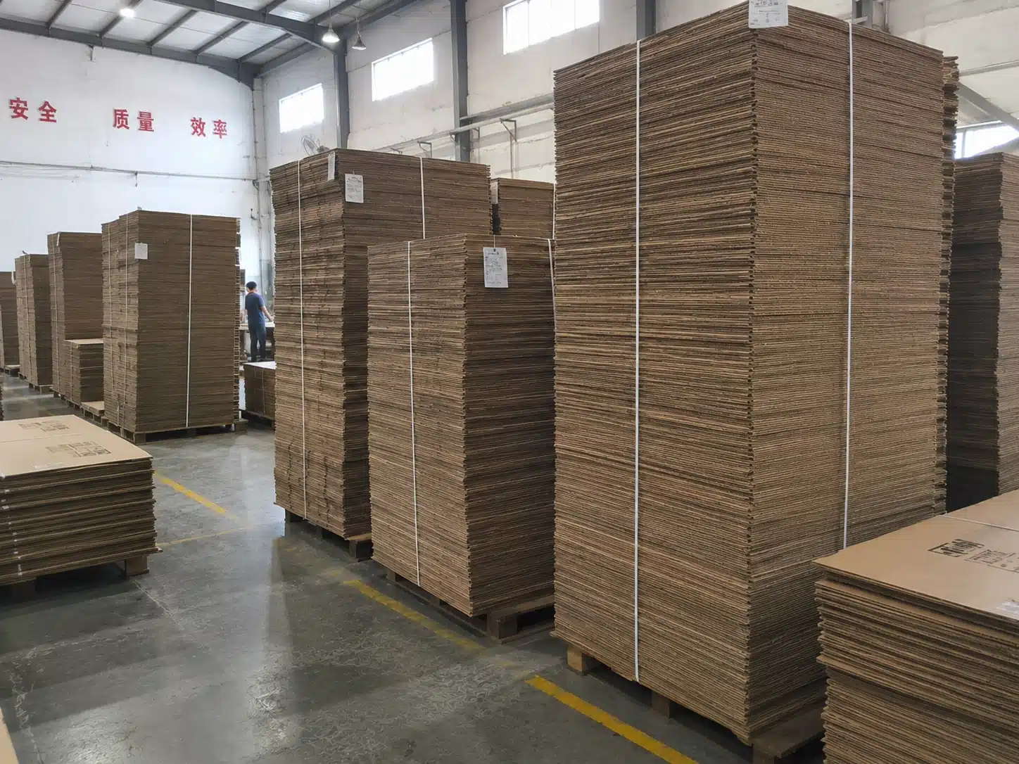 Automatic laminating machine application for industrial and export packaging