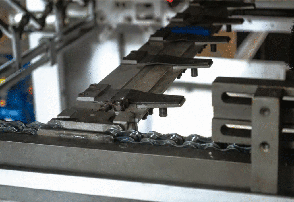 Front gauges and side gauge locating a paperboard sheet at the registration area of an automatic platen die-cutting machine before the platen cycle