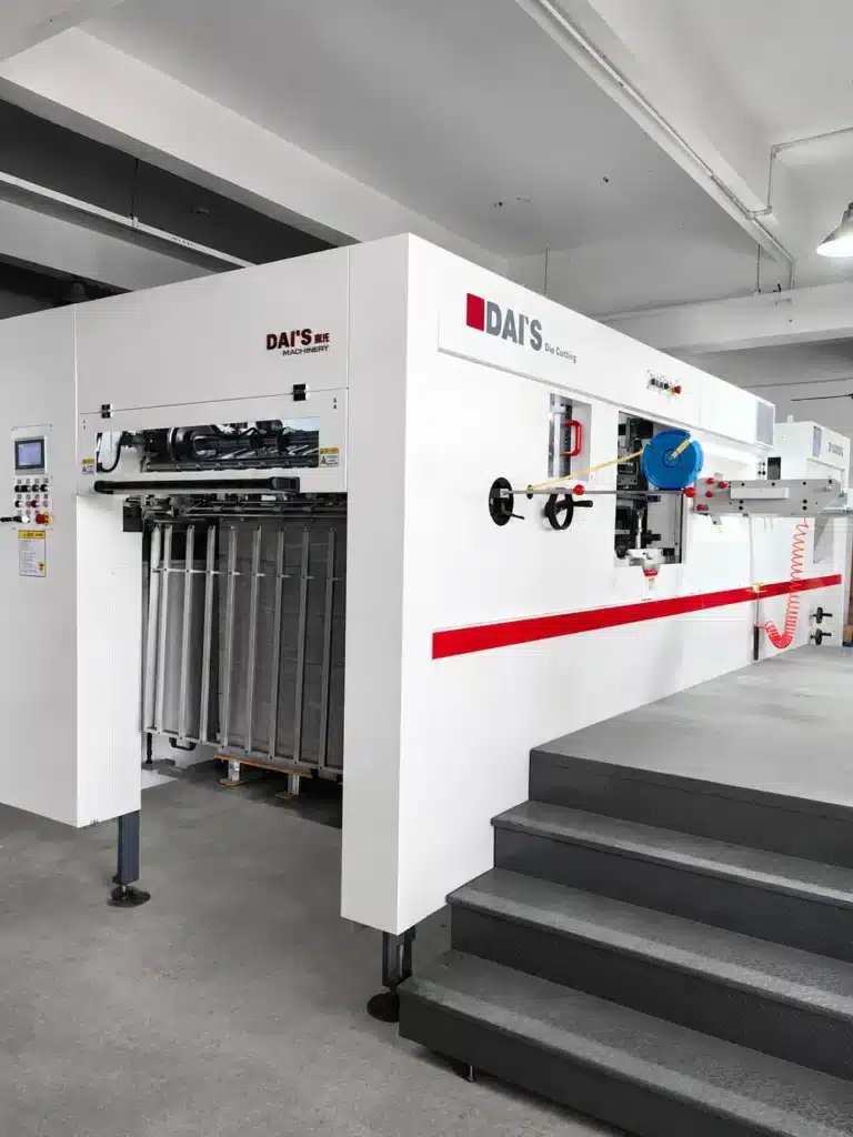 High-pile feeding and non-stop delivery reducing interruptions on an automatic platen die-cutting machine in a packaging production environment